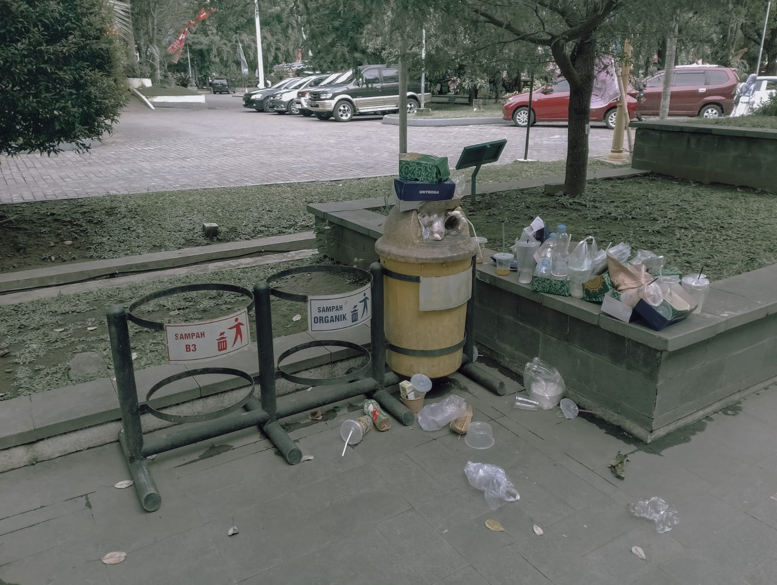 Bau Sampah yang Disembunyikan UNY