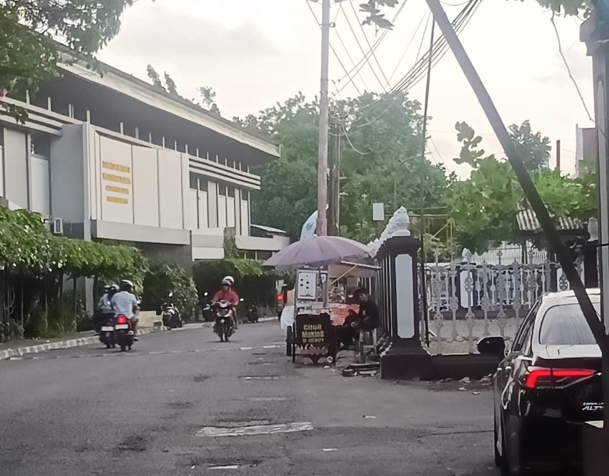 Rezeki yang Digeser: Potret Kecemasan Pedagang Pinggir Kampus